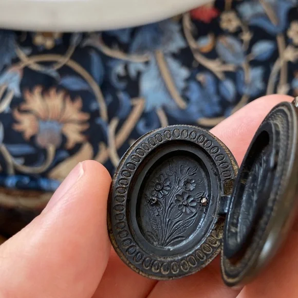 Antique Victorian Gutta Percha/Vulcanite Carved Floral Locket w/Interior Glass - Picture 6 of 14